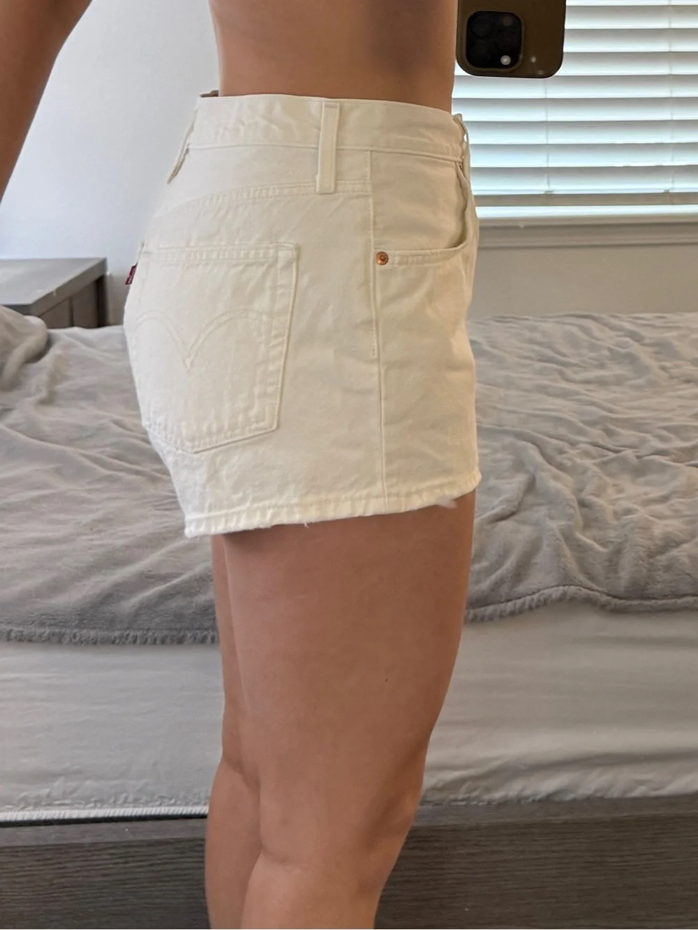 Women's Levi High-Rise Cream Denim Shorts - Size 30 Waist - Picture 2 of 8